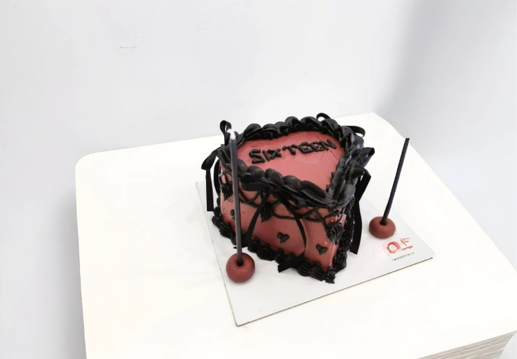 Dark Coquette Temalı Vintage Kalp Pasta - Sweet 16 Özel Tasarım