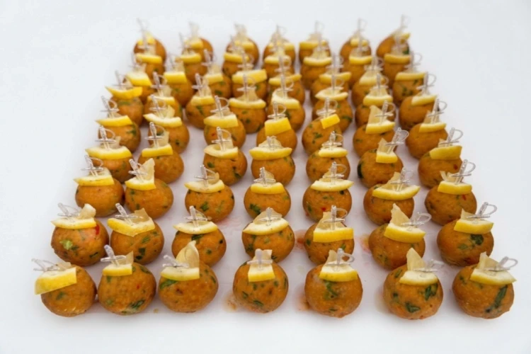 Lokmalık Lezzet Şöleni: Özel Soslu ve Limon Süslemeli Nefis Mercimek Köfteleri