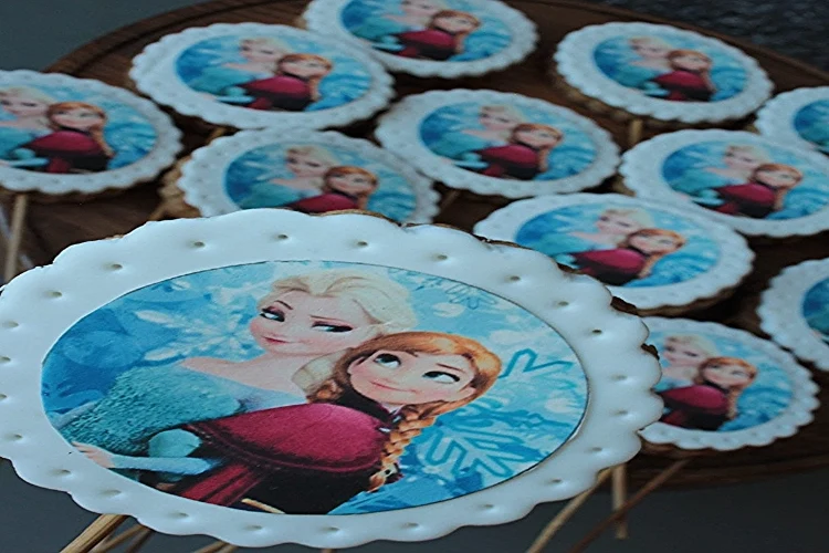 Karlar Kraliçesi'nin Sihri Parti Masanızda: Elsa ve Anna Çubuklu Kurabiyeler