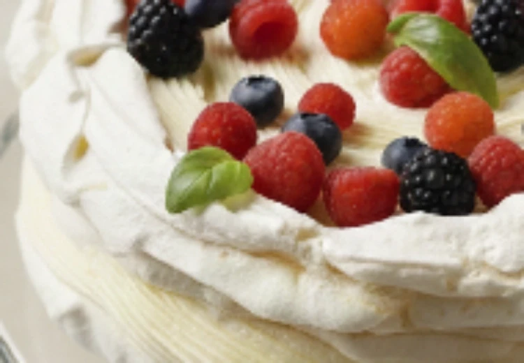 Orman Meyveli Pavlova Pasta