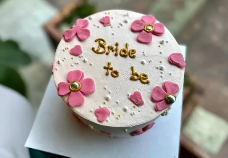 ÇİÇEK DETAYLI YAZILI PASTA