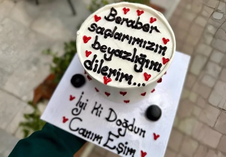 KALP DETAYLI YAZILI PASTA