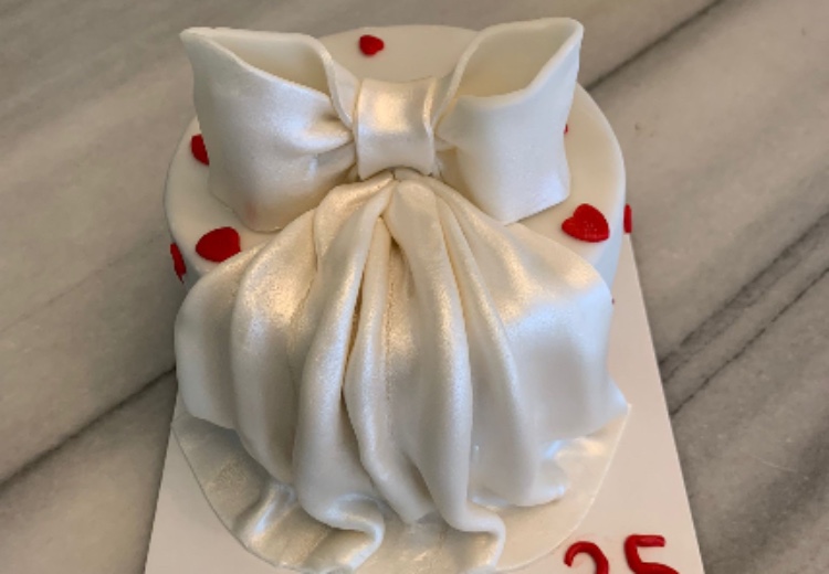 Kurdele Tasarımlı Pasta