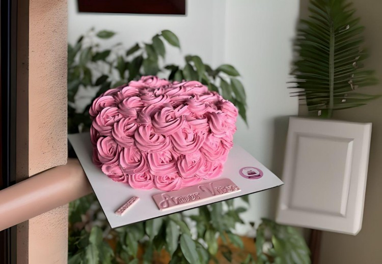 Kremadan Gül Modelli Pasta